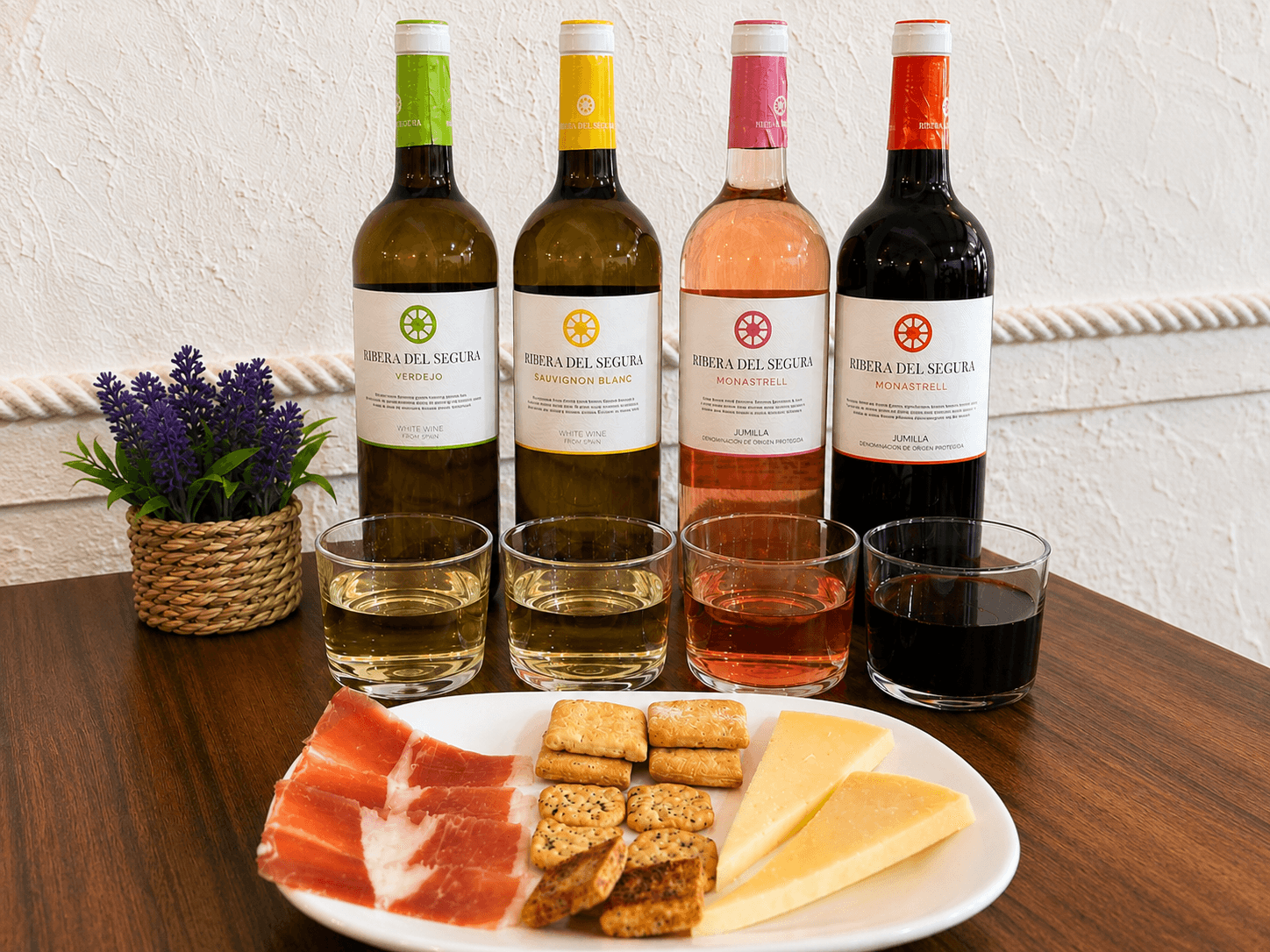 Zuritos de cerveza y vermut con olivas para el aperitivo